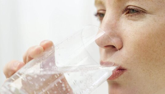 La hidratación ayuda a evitar las arrugas